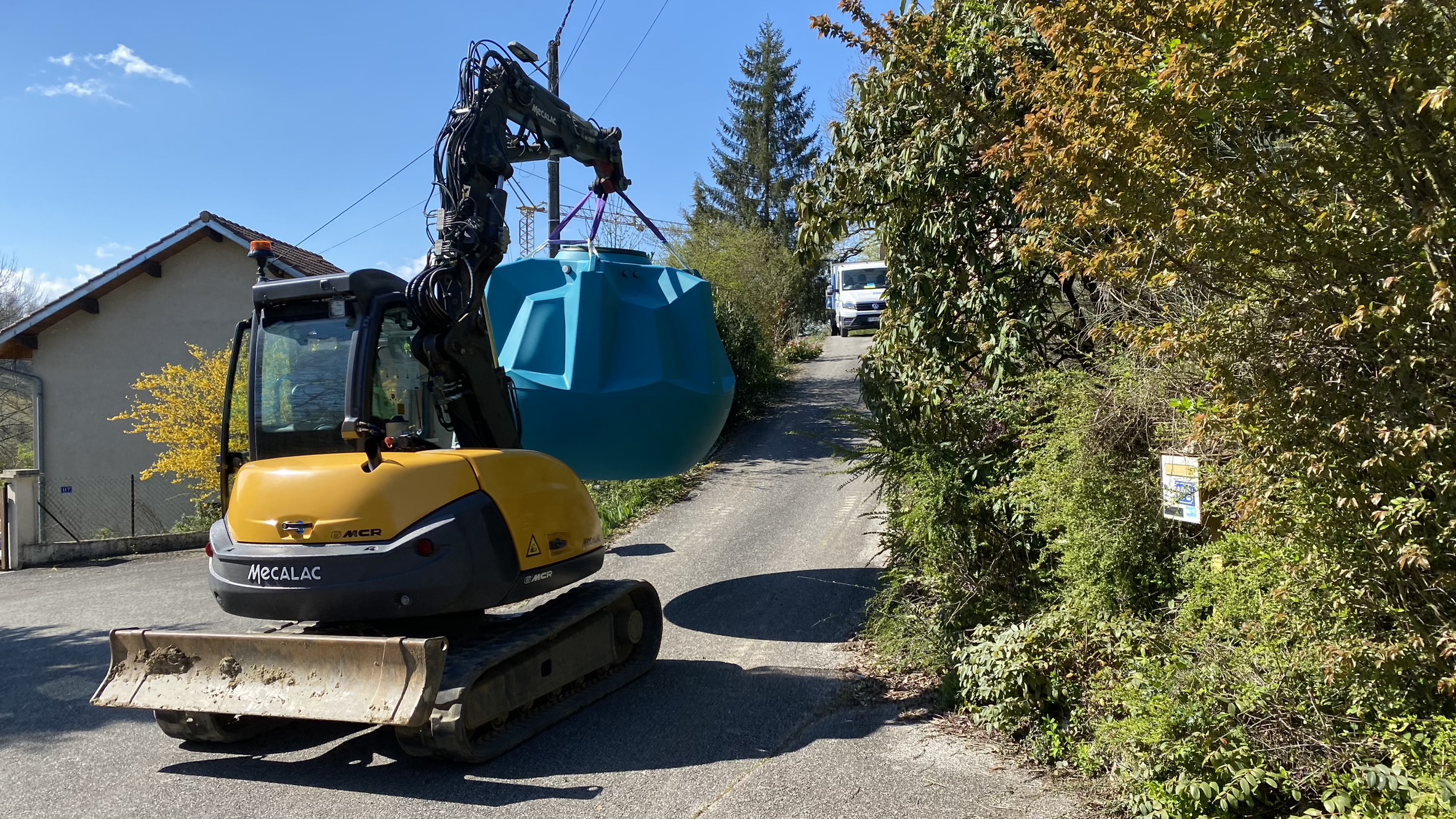 Manutention d’une cuve avec une pelle Mecalac — HOFF SAS